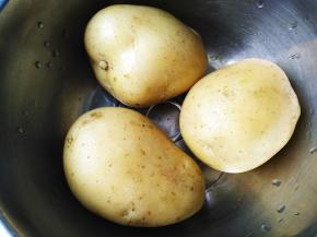 将土豆清洗干净，用微波炉蒸熟