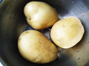 将土豆清洗干净，用微波炉蒸熟