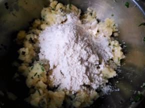 加入面粉，揉成团