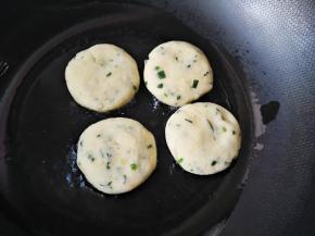 放入油锅里小火煎