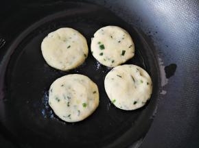 放入油锅里小火煎