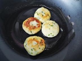 一面上色后翻面继续小火煎