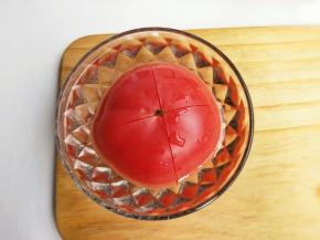 番茄顶部划十字刀，用开水浸泡十分钟，方便去皮