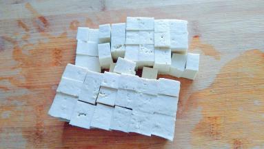 豆腐切等量的小块。