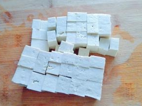 豆腐切等量的小块。