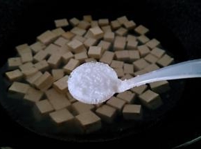 锅中注水烧开，放入豆腐，盐2克进行焯水2分钟。