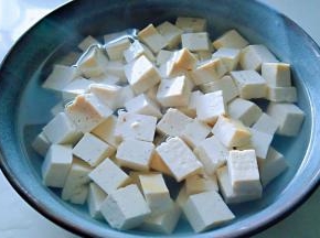 焯水后的豆腐放入冷水中，以防结块。