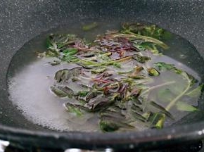 香椿芽同样进行焯水。