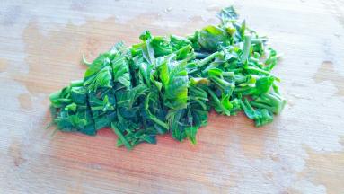 挤掉多余的水分，切碎。