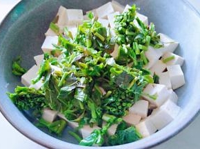 豆腐控水，放入香椿芽。
