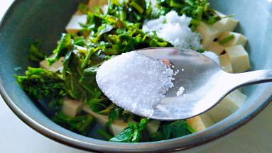 放入白糖，盐，生抽，香油。