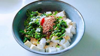 上面放芝麻，辣椒粉。