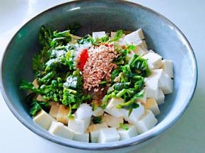 上面放芝麻，辣椒粉。