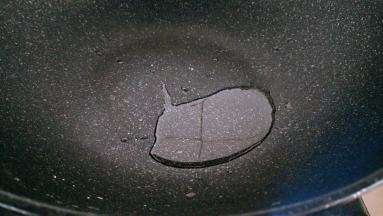 锅中放油烧热。