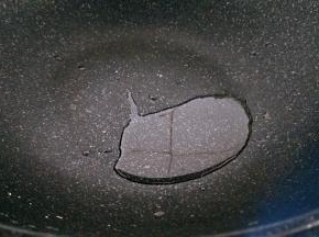 锅中放油烧热。