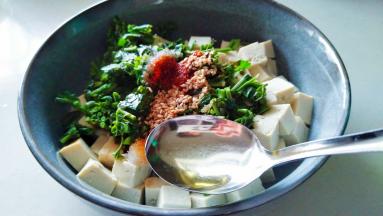 快速的淋在辣椒和芝麻上面。