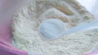 面粉中加入盐0.5克拌匀。