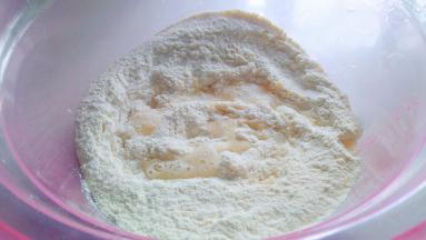 倒入热水用筷子拌成梭子。