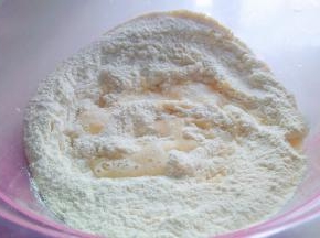 倒入热水用筷子拌成梭子。