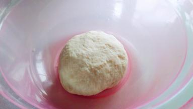 揉成软硬适中的面团，盖上保鲜膜醒发一会。