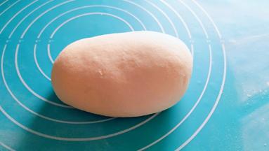 醒过的面团取出排气，均匀的揉一揉。