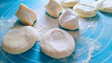 在切成等量的剂子，把剂子按扁。