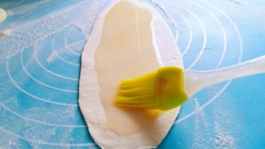 擀成长蛇状，在均匀的刷上一层油。