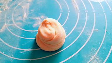 卷起来，然后按扁。