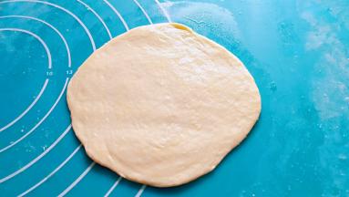 在擀成较薄的饼皮。