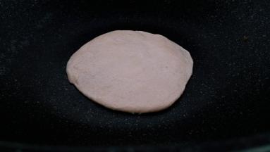 锅中刷一层油，放入饼胚小火烙。