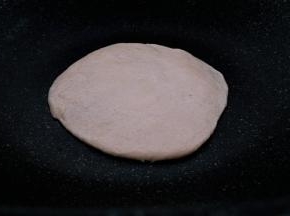 锅中刷一层油，放入饼胚小火烙。