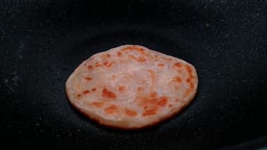 烙至两面成金黄色取出备用。