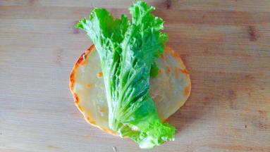 先把生菜卷起来。