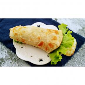 在把饼卷入生菜就可以了。