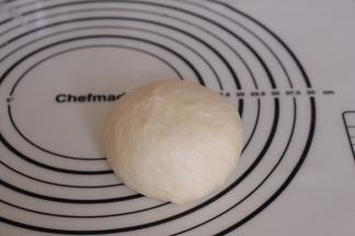 松弛好的面团再次排气