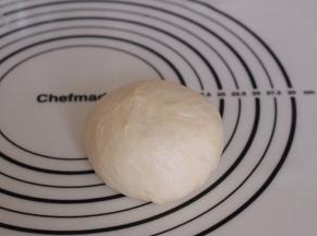 松弛好的面团再次排气