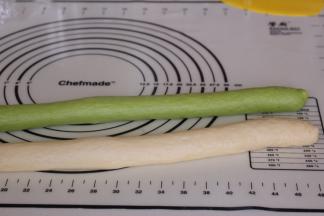 自上而下卷起。捏紧手边