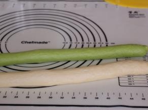 自上而下卷起。捏紧手边