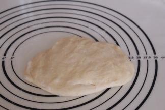 发酵好的面团用手排气