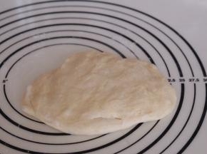 发酵好的面团用手排气