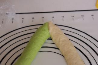 两色面团捏紧头部