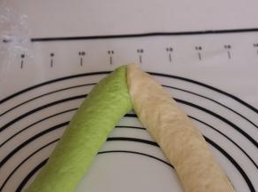 两色面团捏紧头部