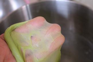 揉好的抹茶面团。室温发酵