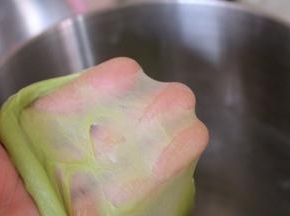 揉好的抹茶面团。室温发酵