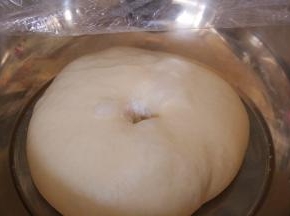 大约1小时左右。用手指蘸面粉戳洞不回缩即位发酵完成