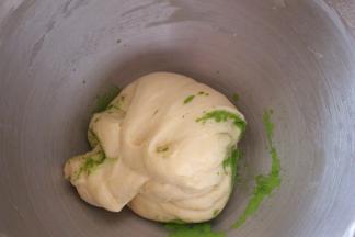 另外一份加入抹茶粉，揉匀