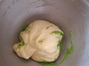 另外一份加入抹茶粉，揉匀