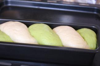 烤箱165度预热。二次发酵至模具的八分满即可