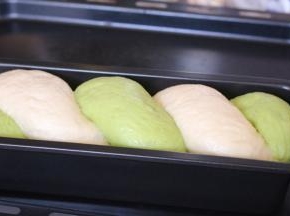 烤箱165度预热。二次发酵至模具的八分满即可