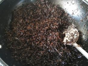 将梅干菜用水泡发，挤干水，加盐、白糖和猪油翻炒均匀